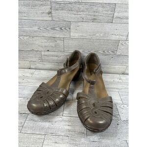Clarks Women's Wendy Closed Toe Sandal Shoe Metallic Bronze Brown T-Strap Sz. 9W